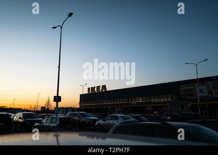 RIGA, Lettonie - 3 avril, 2019 : marque IKEA signer au cours du soir sombre et le vent - Ciel bleu en arrière-plan - centre commercial populaire Banque D'Images