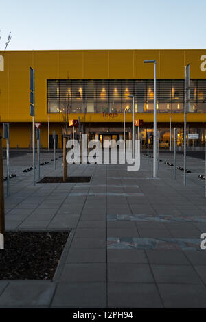 RIGA, Lettonie - 3 avril 2019 : entrée principale du centre commercial IKEA au cours du soir et le vent sombre - Ciel bleu en arrière-plan - centre commercial populaire Banque D'Images