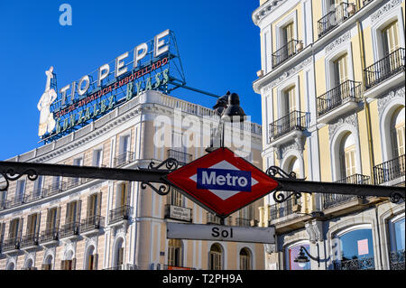 La célèbre enseigne publicitaire Tio Pepe plane sur un panneau pour la station de métro Sol, dans la Puerta del Sol, Madrid, Espagne. Banque D'Images
