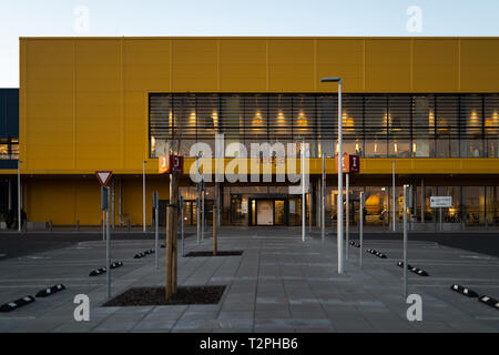 RIGA, Lettonie - 3 avril 2019 : entrée principale du centre commercial IKEA au cours du soir et le vent sombre - Ciel bleu en arrière-plan - centre commercial populaire Banque D'Images