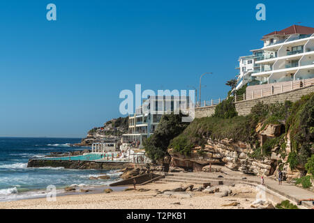 Sydney, Australie - 11 Février 2019 : Icebergs de Bondi Surf Club House et économies avec piscine, le long des falaises de la rive sud sur palth. Mer bleue et le ciel. Banque D'Images