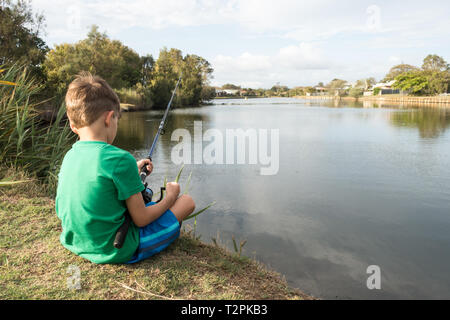 6 ans garçon de pêche dans un étang. Beachmere Queensland Australie. Banque D'Images