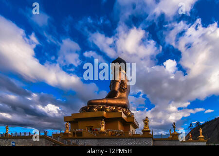 Vue de côté du Bouddha d'or doré dans Dordenma est Thimphu, Bhoutan Banque D'Images