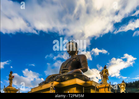 Vue de bas en haut de l'or en Dordenma Bouddha Doré est Thimphu, Bhoutan Banque D'Images