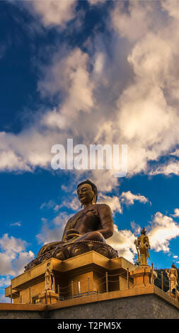 Vue de bas en haut de l'or en Dordenma Bouddha Doré est Thimphu, Bhoutan Banque D'Images