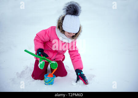 Fille jouant avec des boules de neige et Banque D'Images