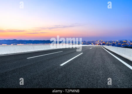 La route asphaltée passant par la ville au-dessus à Hangzhou au coucher du soleil Banque D'Images