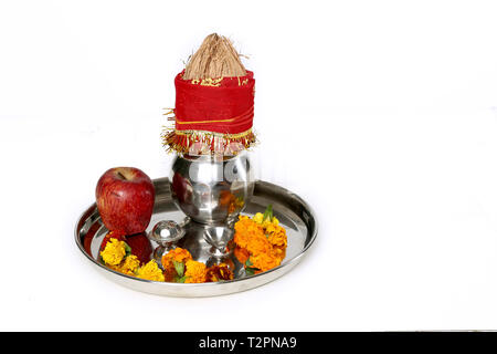 Kalash avec noix de coco et chunni et pooja thali avec diya de navratri pooja. Isolé sur le fond blanc. Banque D'Images