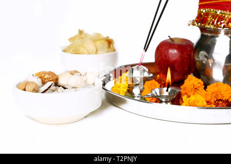 Photo de belles décorées Pooja Thali pour festival. Photo de fruits secs et de jetons pour festival navratri. Isolé sur le fond blanc. Banque D'Images