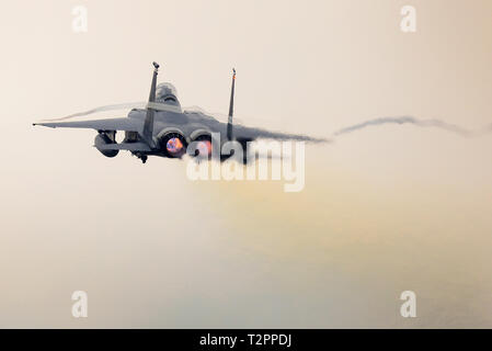 Un F-15E Strike Eagle affecté à la 494e Escadron de chasse lance pour une sortie de formation le 3 avril à la Royal Air Force Lakenheath, Angleterre. Le 494e mène des entraînements de routine pour s'assurer que RAF Lakenheath unique apporte des capacités de combat aérien à la lutte lorsqu'il est appelé par l'United States Air Forces in Europe-Air Afrique Forces. (U.S. Air Force photo/ Tech. Le Sgt. Matthew Plew) Banque D'Images