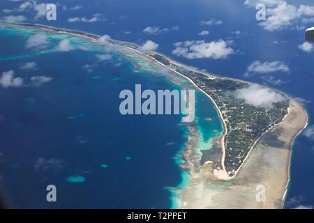 Vue aérienne de l'île de Laura, Majuro, 22 mars 2019. District 14 couvre la plus grande superficie de la responsabilité qui s'étend de l'Îles Hawaïennes et dans la plupart du Pacifique central et occidental à la République des Îles Marshall. (U.S. Photo de la Garde côtière canadienne/libérés) Banque D'Images