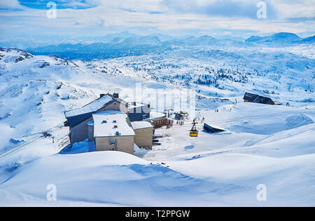 La cabine jaune vif de Dachstein-Krippenstein téléphérique le long de la montagne enneigée (pente, Salzkammergut, Autriche. Banque D'Images