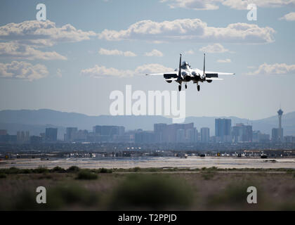 Un F-15SG Strike Eagle du 428e Escadron de chasse 18 mars 2019 terres, au drapeau rouge sur la base aérienne Nellis, Nevada. Drapeau rouge est la premiere au combat air-air exercice d'entraînement. (U.S. Photo par Airman First Class Andrew Kobialka) Banque D'Images