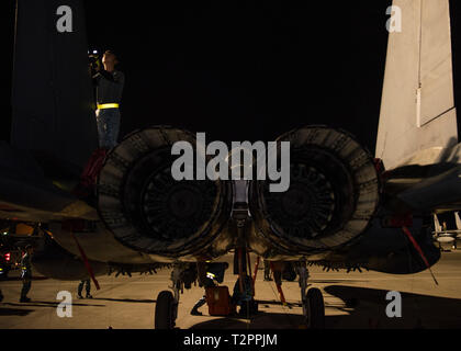 Aviateurs du 428e Escadron de chasse inspecter un F-15SG Strike Eagle après les vols le 18 mars 2019, au drapeau rouge sur la base aérienne Nellis, Nevada. Drapeau rouge est la premiere au combat air-air exercice d'entraînement. (U.S. Photo par Airman First Class Andrew Kobialka) Banque D'Images