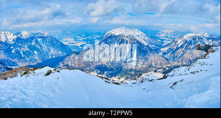 Magnifique panorama de la région du Salzkammergut Dachstein Alpes de bobinage avec Hallstattersee lake et cinq doigts plate-forme panoramique, situé sur le bord Banque D'Images