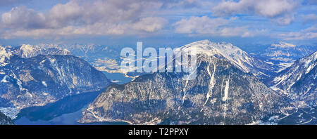 La vue panoramique depuis les cinq doigts plate-forme panoramique, situé sur le bord de Dachstein-Krippenstein et mont dominant la vallée d'Hallstatters Banque D'Images