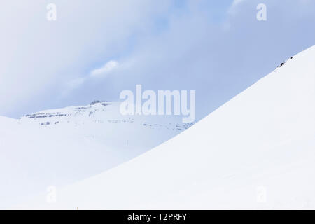 Montagnes de neige au-dessus de Önundarfjörður (fjord) près du village de Flateyri dans l'Westfjords d'Islande Banque D'Images