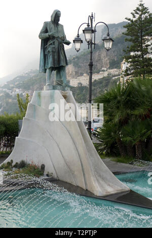 Flavio Gioia Statue sur la place de la ville d'Amalfi côte amalfitaine Italie Banque D'Images