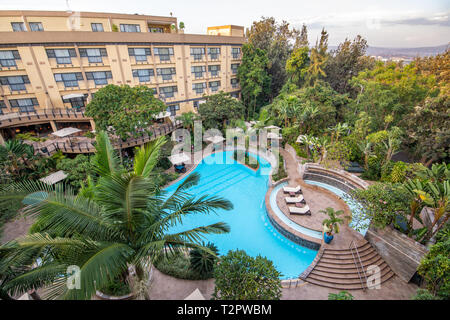 Une piscine luxueuse et un patio dans un hôtel de Kigali, Kigali, Rwanda. Banque D'Images