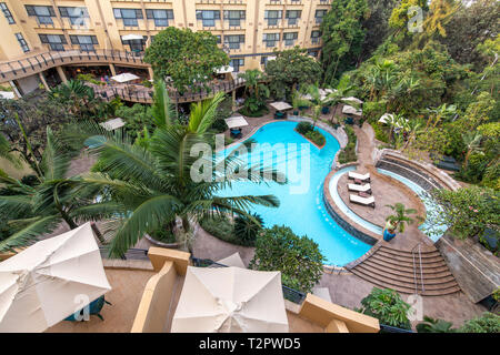 Une piscine luxueuse et un patio dans un hôtel de Kigali, Kigali, Rwanda. Banque D'Images