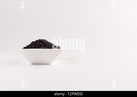Bol de riz sauvage noir isolé sur fond blanc Banque D'Images
