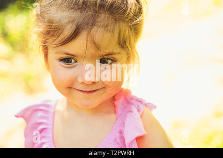 Message d'été. Printemps. prévisions météo. Petit enfant. La beauté naturelle. Journée enfants. face et soins. allergie aux fleurs. Petite fille à sunny Banque D'Images