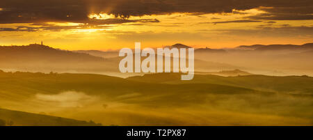 Panorama Italien, beau paysage, des champs brumeux de la Toscane à la lumière du soleil levant Banque D'Images