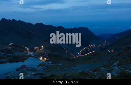 Le paysage de montagnes de Fagaras en Roumanie dans la soirée en route Transfagarasan avec lumières Banque D'Images