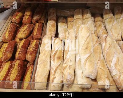 Sex du crisp baguettes et pain de fantaisie à l'étagère vitrine Banque D'Images