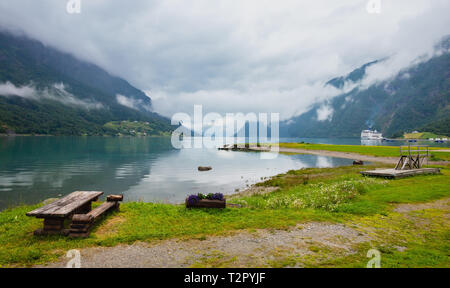 Lustrafjorden fjord et montagne paysage nuageux d'été, la Norvège. Panorama. Banque D'Images