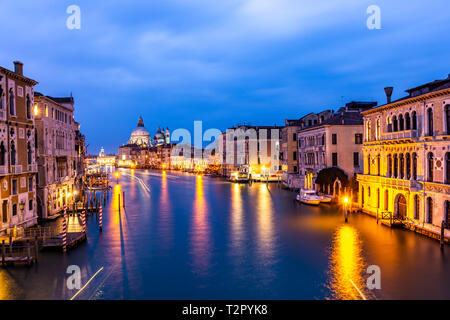 Grand Canal et basilique Santa Maria della Salute, Venise, Italie Banque D'Images