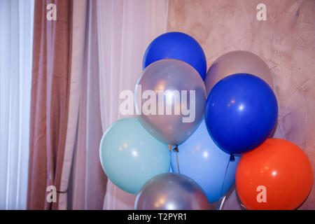 Dans le café des ballons. Décoration café pour une maison de vacances. Boules de décoration de fête. Les ballons bleus. Decor Banque D'Images