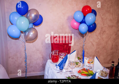 Dans le café des ballons. Décoration café pour une maison de vacances. Boules de décoration de fête. Les ballons bleus. Decor Banque D'Images