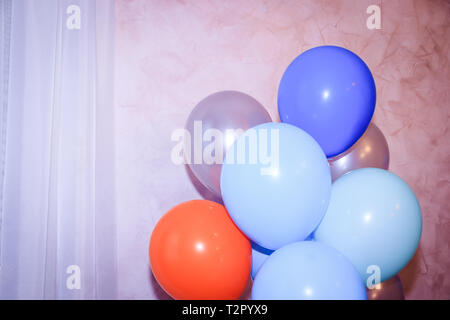 Dans le café des ballons. Décoration café pour une maison de vacances. Boules de décoration de fête. Les ballons bleus. Decor Banque D'Images