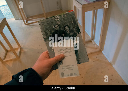 Holding Ticket pour le Musée de l'Holocauste à Amsterdam le Nehtherlands 2019 Banque D'Images