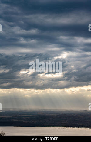 Le soleil éclate à travers les nuages dans le parc national du lac Nakuru, Kenya Banque D'Images