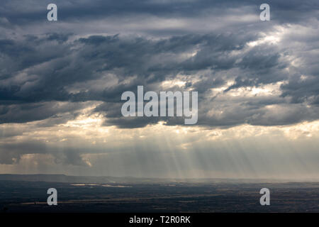 Le soleil éclate à travers les nuages dans le parc national du lac Nakuru, Kenya Banque D'Images