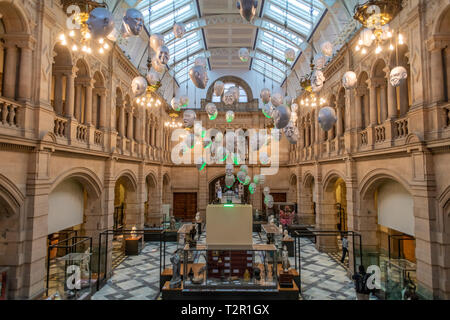 L'installation de plafond suspendu à la tête dans le musée de Kelvingrove à Glasgow, Ecosse Banque D'Images