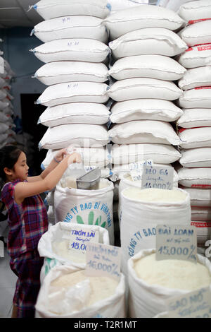 Le riz en différentes qualités for sale at market Banque D'Images