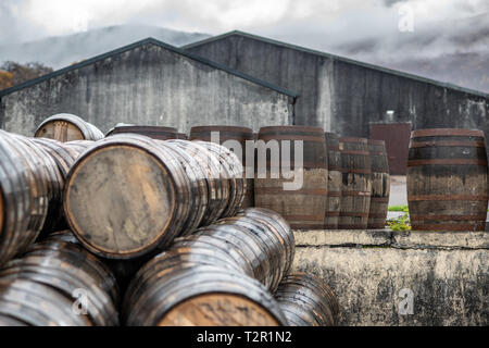 Canons juxtaposés à Ben Nevis Distillery whisky pour processus de vieillissement à Fort William, Écosse Banque D'Images