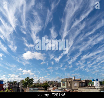 Une photo d'un ciel bleu avec des nuages blancs formant différentes formes Banque D'Images