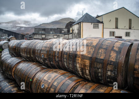 Canons juxtaposés à Ben Nevis Distillery whisky pour processus de vieillissement à Fort William, Écosse Banque D'Images