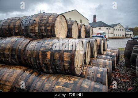 Canons juxtaposés à Ben Nevis Distillery whisky pour processus de vieillissement à Fort William, Écosse Banque D'Images