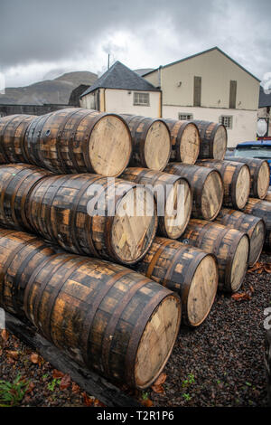 Canons juxtaposés à Ben Nevis Distillery whisky pour processus de vieillissement à Fort William, Écosse Banque D'Images