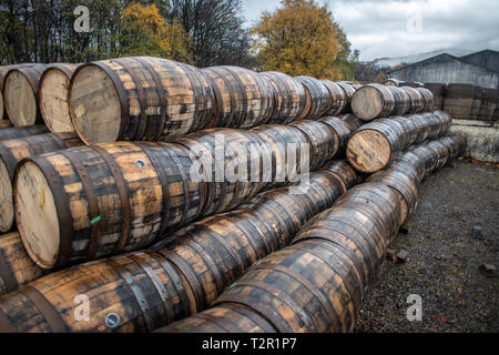 Canons juxtaposés à Ben Nevis Distillery whisky pour processus de vieillissement à Fort William, Écosse Banque D'Images