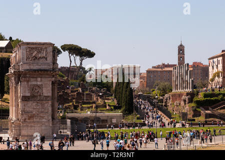 L'entrée du Forum Romanum à Rome. L'Arc de Constantin à la gauche. L'Arc de Titus au milieu. La colline du Palatin à gauche Banque D'Images