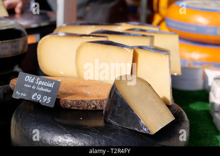 Close up de fromages hollandais sur market stall Banque D'Images