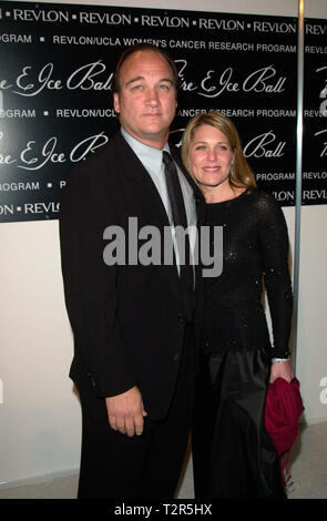 LOS ANGELES, CA. 11 décembre 2000 : l'acteur James Belushi et épouse à la 10e édition de la Fire & Ice Ball à Beverly Hills. L'événement a recueilli de l'argent pour le Revlon/UCLA Women's Cancer Research Fund. © Paul Smith / Featureflash Banque D'Images