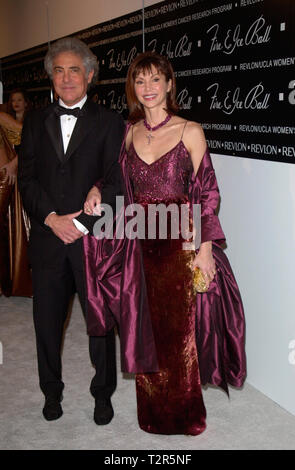 LOS ANGELES, CA. 11 décembre 2000 : l'actrice Victoria Principal et Mari Dr Harry Glassman au 10e Fire & Ice Ball à Beverly Hills. L'événement a recueilli de l'argent pour le Revlon/UCLA Women's Cancer Research Fund. © Paul Smith / Featureflash Banque D'Images