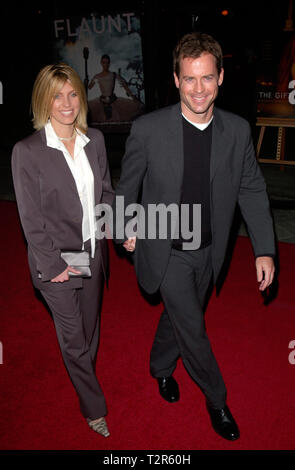 LOS ANGELES, CA. 18 décembre 2000 : l'Acteur Greg Kinnear & épouse Helen Labdon au Los Angeles première de son nouveau film le cadeau. © Paul Smith / Featureflash Banque D'Images